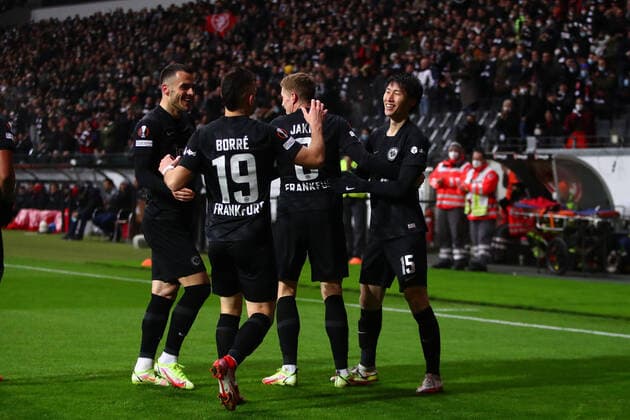 Frankfurter Torjubel nach dem Tor zum 1:0 gegen Antwerpen, von links: Filip Kostic (Frankfurt), Rafael Borre (Frankfurt), Kristijan Jakic (Frankfurt), Torschuetze Daichi Kamada (Frankfurt) Eintracht Frankfurt vs Royal Antwerpen, Fussball, Uefa Europa League, 25.11.2021 Eintracht Frankfurt vs Royal Antwerpen, Fussball, Uefa Europa League, 25.11.2021 Frankfurt Copyright: xEibner-Pressefotox EP_RWS