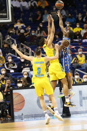 DEU, EuroLeague, ALBA vs. Maccabi Tel Aviv, 25.11.2021, Mercedes-Benz-Arena, Berlin, DEU, EuroLeague, ALBA vs. Maccabi Tel Aviv, im Bild Marcus Eriksson (ALBA Berlin 8), Maodo Lo (ALBA Berlin 0), Keenan Evans (Maccabi Tel Aviv 2)
