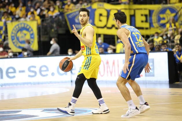 DEU, EuroLeague, ALBA vs. Maccabi Tel Aviv, 25.11.2021, Mercedes-Benz-Arena, Berlin, DEU, EuroLeague, ALBA vs. Maccabi Tel Aviv, im Bild Tamir Blatt (ALBA Berlin 45), John DiBartolomeo (Maccabi Tel Aviv 12)