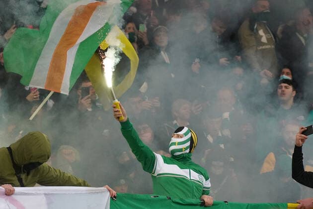 25..11..2021, Fussball , Saison 21 22, Europa League ,Gruppenphase , Gruppen G, Bayer 04 Leverkusen - FC Celtic Glasgow Bayarena Leverkusen , ,FC Celtic Glasgow , Fan, Feuerwerk, Pyrotechnik, Foto Chai von der Laage UEFA regulations prohibit any use of photographs as image sequences and or quasi-video. EDITORIAL USE ONLY