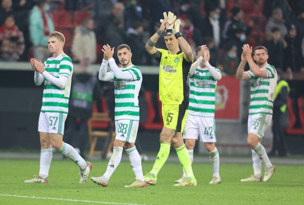 Leverkusen, Deutschland, 25.11.2021, Europa League, Spieltag 5, Bayer 04 Leverkusen vs Celtic Glasgow, Stephen Welsh (Celtic), Josip Juranovic (Celtic), goalkeeper Joe Hart (Celtic), Callum McGregor (Celtic), Anthony Ralston (Celtic) applaudieren nach dem Spiel.