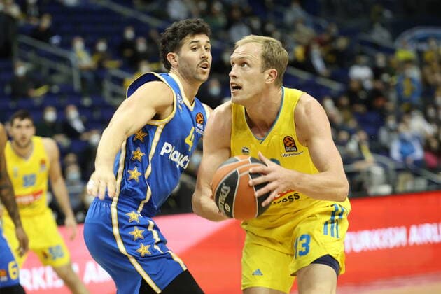 DEU, EuroLeague, ALBA vs. Maccabi Tel Aviv, 25.11.2021, Mercedes-Benz-Arena, Berlin, DEU, EuroLeague, ALBA vs. Maccabi Tel Aviv, im Bild Luke Sikma (ALBA Berlin 43), ˆAngelo Caloiaro (Maccabi Tel Aviv 4)