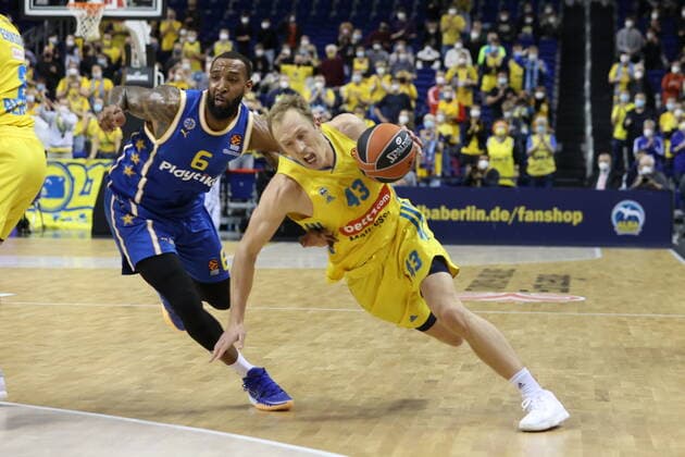 DEU, EuroLeague, ALBA vs. Maccabi Tel Aviv, 25.11.2021, Mercedes-Benz-Arena, Berlin, DEU, EuroLeague, ALBA vs. Maccabi Tel Aviv, im Bild Luke Sikma (ALBA Berlin 43), Derrick Williams (Maccabi Tel Aviv 6)