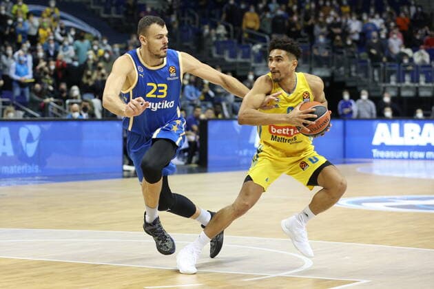 DEU, EuroLeague, ALBA vs. Maccabi Tel Aviv, 25.11.2021, Mercedes-Benz-Arena, Berlin, DEU, EuroLeague, ALBA vs. Maccabi Tel Aviv, im Bild Maodo Lo (ALBA Berlin 0), Ante Zizi (Maccabi Tel Aviv 23)