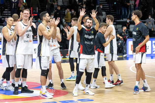 Robin Amaize (Deutschland, 16), Robin Benzing (Deutschland, 12), Dominic Lockhart (Deutschland, 03), Bastian Doreth (Deutschland, 13) enttaeuscht nach Spielende Deutschland vs. Estland, Basketball, WM Qualifikation 2023, Gruppe D, 25.11.2021 Foto:EIBNER Guener Santemiz Deutschland vs. Estland, Basketball, WM Qualifikation 2023, Gruppe D, 25.11.2021 Nuernberg Copyright: xEIBNER GuenerxSantemizx EP_GSZ