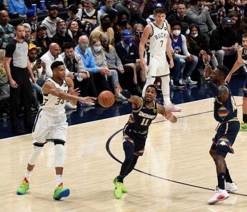 Denver Nuggets guard Monte Morris 11, (C), attempts tom intercept the pass of Milwaukee Bucks forward Giannis Antetokounmpo 34, (L), as Milwaukee Bucks guard Grayson Allen 7. (CR), and Denver Nuggets forward Jeff Green 32, (R), look on during the second quarter at the Ball Arena in Denver, CO, USA, 26 November 2021. EPA Todd Pierson Denver Nuggets vs. Milwaukee Bucks !ACHTUNG: NUR REDAKTIONELLE NUTZUNG! Copyright: xToddxPiersonx AME947 20211127-039ca90cfa6eb3ecc3873c548fa9e8e806a907e4
