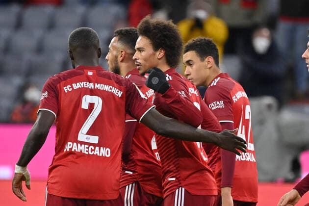 kollektiver Torjubel um den Torschuetzen Leroy SANE (Bayern Muenchen,re) nach Tor zum 1-0 mit Dayot UPAMECANO (Bayern Muenchen), Jubel,Freude,Begeisterung,Aktion, Fussball 1. Bundesliga Saison 2021 2022,13.Spieltag, Spieltag13. FC Bayern Muenchen-Arminia Bielefeld 1-0, am 27.11.2021, A L L I A N Z A R E N A Muenchen.