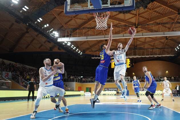Basketball, EM Quali, Luxemburg - Rumänien Basketball Eurobasket messieurs 28.11.2021, Basketball Eurobasket messieurs, Herren, Saison 2021-2022, Luxembourg, Luxemburg, Coque, Gymnase Coque, Luxembourg, Luxemburg (LUX) - Rumaenien, Romania (ROM) vl: Emanuel Cate (Rumaenien, ROM 15) - Bob Melcher (FLBB - Luxemburg - 22)