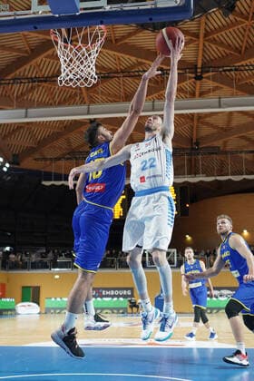 Basketball, EM Quali, Luxemburg - Rumänien Basketball Eurobasket messieurs 28.11.2021, Basketball Eurobasket messieurs, Herren, Saison 2021-2022, Luxembourg, Luxemburg, Coque, Gymnase Coque, Luxembourg, Luxemburg (LUX) - Rumaenien, Romania (ROM) vl: Emanuel Cate (Rumaenien, ROM 15) - Bob Melcher (FLBB - Luxemburg - 22)