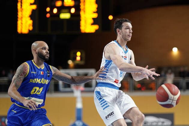 Basketball, EM Quali, Luxemburg - Rumänien Basketball Eurobasket messieurs 28.11.2021, Basketball Eurobasket messieurs, Herren, Saison 2021-2022, Luxembourg, Luxemburg, Coque, Gymnase Coque, Luxembourg, Luxemburg (LUX) - Rumaenien, Romania (ROM) vl: Kris Richard (Rumaenien, ROM 00) - Thomas Gruen (FLBB - Luxemburg - 8)