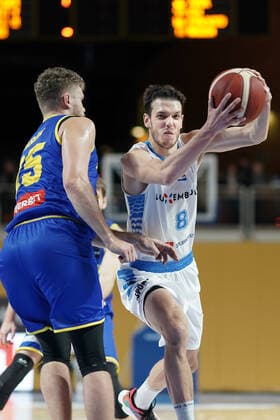 Basketball, EM Quali, Luxemburg - Rumänien Basketball Eurobasket messieurs 28.11.2021, Basketball Eurobasket messieurs, Herren, Saison 2021-2022, Luxembourg, Luxemburg, Coque, Gymnase Coque, Luxembourg, Luxemburg (LUX) - Rumaenien, Romania (ROM) vl: Rolland Torok (Rumaenien, ROM 25) - Thomas Gruen (FLBB - Luxemburg - 8)