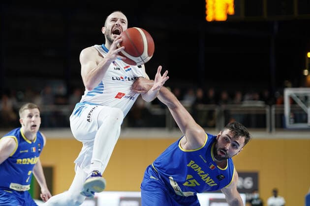 Basketball, EM Quali, Luxemburg - Rumänien Basketball Eurobasket messieurs 28.11.2021, Basketball Eurobasket messieurs, Herren, Saison 2021-2022, Luxembourg, Luxemburg, Coque, Gymnase Coque, Luxembourg, Luxemburg (LUX) - Rumaenien, Romania (ROM) vl: Philippe Gutenkauf (FLBB - Luxemburg - 7) - Emanuel Cate (Rumaenien, ROM 15)