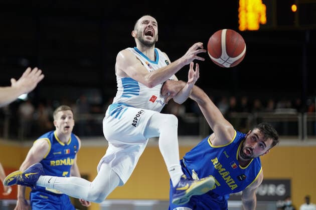 Basketball, EM Quali, Luxemburg - Rumänien Basketball Eurobasket messieurs 28.11.2021, Basketball Eurobasket messieurs, Herren, Saison 2021-2022, Luxembourg, Luxemburg, Coque, Gymnase Coque, Luxembourg, Luxemburg (LUX) - Rumaenien, Romania (ROM) vl: Philippe Gutenkauf (FLBB - Luxemburg - 7) - Emanuel Cate (Rumaenien, ROM 15)