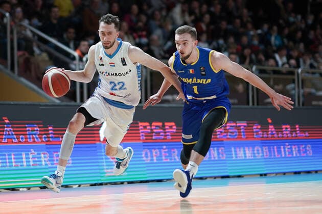 Basketball, EM Quali, Luxemburg - Rumänien Basketball Eurobasket messieurs 28.11.2021, Basketball Eurobasket messieurs, Herren, Saison 2021-2022, Luxembourg, Luxemburg, Coque, Gymnase Coque, Luxembourg, Luxemburg (LUX) - Rumaenien, Romania (ROM) vl: Bob Melcher (FLBB - Luxemburg - 22) - Lucas Tohatan (Rumaenien, ROM 01)