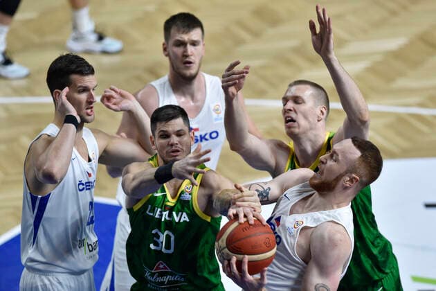 Sport Bilder des Tages Basketball, WM Quali, Tschechien - Litauen L-R Lukas Palyza of Czech, Vytenis Cizauskas of Lithuania, Martin Peterka of Czech, Martynas Echodas of Lithuania and Simon Pursl of Czech in action during the Czech Republic vs Lithuania match, qualifier for 2023 Basketball World Cup, in Opava, Czech Republic, on Monday, November 29, 2021. (CTKxPhoto JaroslavxOzana) CTKPhotoP2021112907676 JAO 04