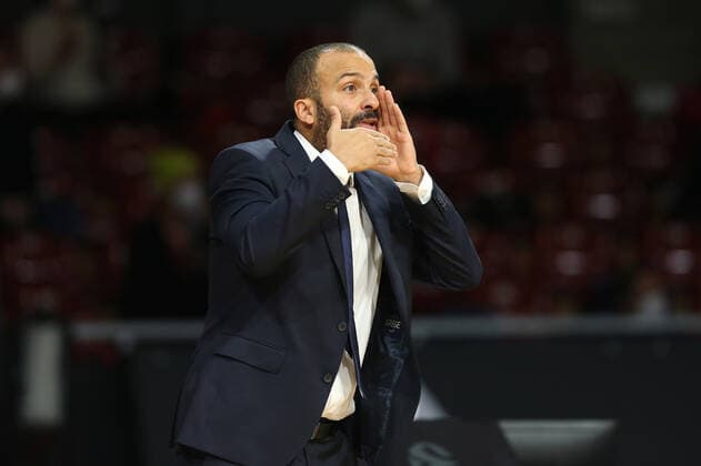 TJ Parker (ASVEL Villeurbanne, Chef-Trainer) gibt Anweisungen GER, FC Bayern Basketball vs. LDLC ASVEL Villeurbanne, Basketball, EuroLeague, Saison 2021 2022, 02.12.2021, GER, FC Bayern Basketball vs. LDLC ASVEL Villeurbanne, Basketball, EuroLeague, Saison 2021 2022, 02.12.2021, Muenchen Copyright: xEIBNER MarcelxEngelbrechtx EP_EER