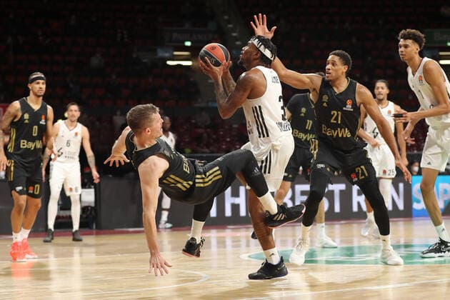 Andreas Obst (Bayern Basketball, 13) foult Chris Jones (ASVEL Villeurbanne, 3) GER, FC Bayern Basketball vs. LDLC ASVEL Villeurbanne, Basketball, EuroLeague, Saison 2021 2022, 02.12.2021, GER, FC Bayern Basketball vs. LDLC ASVEL Villeurbanne, Basketball, EuroLeague, Saison 2021 2022, 02.12.2021, Muenchen Copyright: xEIBNER MarcelxEngelbrechtx EP_EER