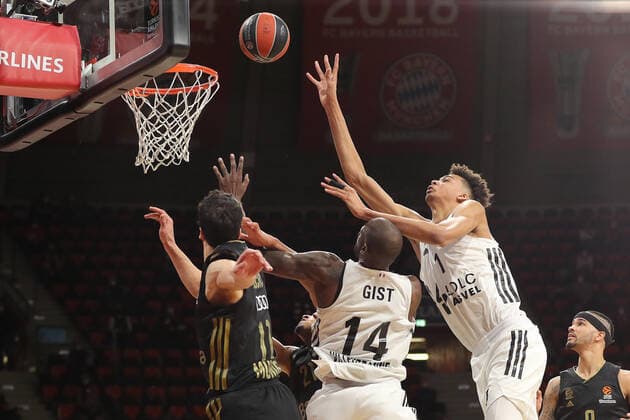 Vladimir Lucic (Bayern Basketball, 11) versucht Victor Wembanyama (ASVEL Villeurbanne, 1) zu blocken. GER, FC Bayern Basketball vs. LDLC ASVEL Villeurbanne, Basketball, EuroLeague, Saison 2021 2022, 02.12.2021, GER, FC Bayern Basketball vs. LDLC ASVEL Villeurbanne, Basketball, EuroLeague, Saison 2021 2022, 02.12.2021, Muenchen Copyright: xEIBNER MarcelxEngelbrechtx EP_EER