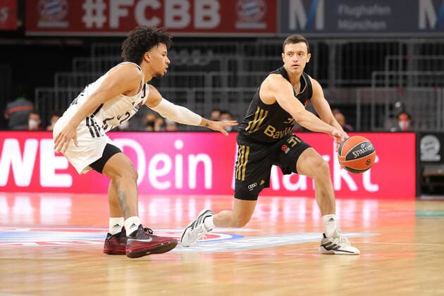 Zweikampf zwischen William Howard (ASVEL Villeurbanne, 25) und Zan Mark Sisko (Bayern Basketball, 31) GER, FC Bayern Basketball vs. LDLC ASVEL Villeurbanne, Basketball, EuroLeague, Saison 2021 2022, 02.12.2021, GER, FC Bayern Basketball vs. LDLC ASVEL Villeurbanne, Basketball, EuroLeague, Saison 2021 2022, 02.12.2021, Muenchen Copyright: xEIBNER MarcelxEngelbrechtx EP_EER