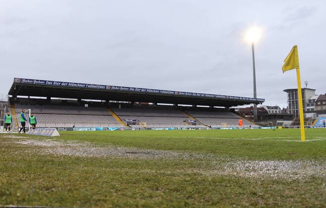 München, Deutschland 04. Dezember 2021: Fussball, Herren, 3.Liga, Saison 2021 2022, TSV 1860 München - 1.FC Magdeburg, Grünwalder Stadion Geisterspiel, Geisterspiele, leere Tribüne, leere Ränge, keine Zuschauer, Corona, Pandemie, leeres Stadion, keine Fans, Gegengerade, Stehhalle DFB regulations prohibit any use of photographs as image sequences and or quasi-video