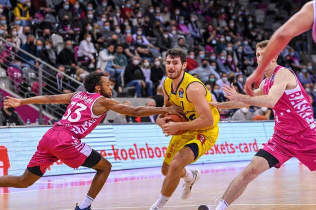 easyCredit BBL, Telekom Baskets Bonn vs. EWE Baskets Oldenburg, 04.12.2021 Sebastian Herrera (EWE Baskets Oldenburg, 7), Parker Jackson-Cartwright (Telekom Baskets Bonn, 33), Skyler Bowlin (Telekom Baskets Bonn, 12), easyCredit BBL, Telekom Baskets Bonn vs. EWE Baskets Oldenburg am 04.12.2021 im Telekom Dome Bonn, Bonn (Nordrhein-Westfalen) Copyright: xBEAUTIFULxSPORTS Mueller-Laschetx