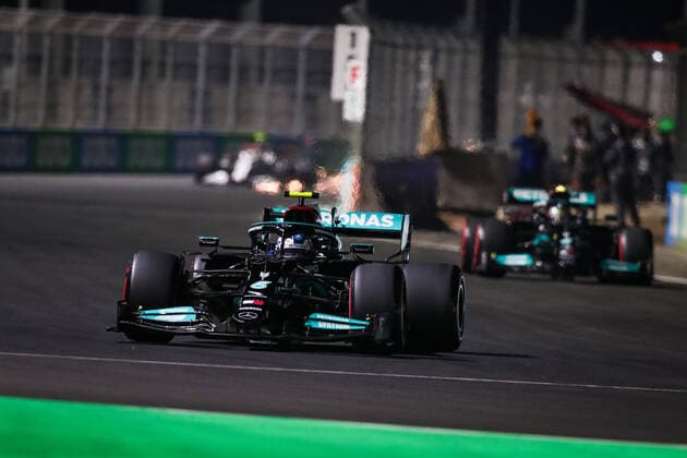 77 BOTTAS Valtteri (fin), Mercedes AMG F1 GP W12 E Performance, 44 HAMILTON Lewis (gbr), Mercedes AMG F1 GP W12 E Performance, action during the Formula 1 stc Saudi Arabian Grand Prix 2021, 21th round of the 2021 FIA Formula One World Championship, WM, Weltmeisterschaft from December 3 to 5, 2021 on the Jeddah Corniche Circuit, in Jeddah, Saudi Arabia - F1 - SAUDI ARABIAN GRAND PRIX 2021 DPPI Panoramic 20211204_GOODEN_FG0O2395
