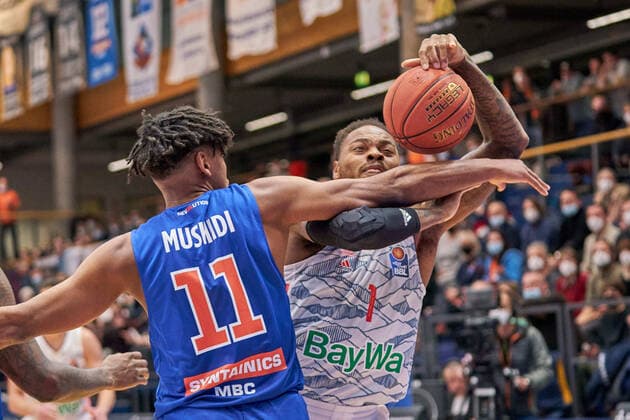 Kostja Mushidi (MBC, 11), Deshaun Thomas (FCBB, 1), Syntainics MBC vs. FC Bayern Muenchen, Basketball Bundesliga, Maenner, 2021 2022, 9. Spieltag, , 04.12.2021, Syntainics MBC vs. FC Bayern Muenchen, Basketball Bundesliga, Maenner, 2021 2022, 9. Spieltag, , 04.12.2021, Weissenfels Copyright: xEibner-Pressefoto EckehardxSchulzx EP_EER