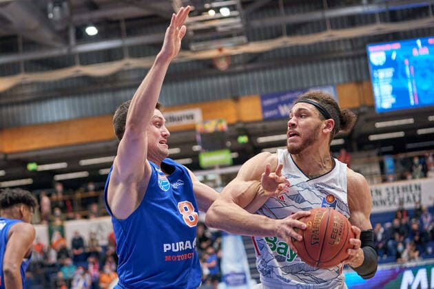 Johannes Richter (MBC, 08), Gavin Schilling (FCBB, 34), Syntainics MBC vs. FC Bayern Muenchen, Basketball Bundesliga, Maenner, 2021 2022, 9. Spieltag, , 04.12.2021, Syntainics MBC vs. FC Bayern Muenchen, Basketball Bundesliga, Maenner, 2021 2022, 9. Spieltag, , 04.12.2021, Weissenfels Copyright: xEibner-Pressefoto EckehardxSchulzx EP_EER