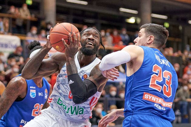 Othello Hunter (FCBB, 8), Goran Huskic (MBC, 23), Syntainics MBC vs. FC Bayern Muenchen, Basketball Bundesliga, Maenner, 2021 2022, 9. Spieltag, , 04.12.2021, Syntainics MBC vs. FC Bayern Muenchen, Basketball Bundesliga, Maenner, 2021 2022, 9. Spieltag, , 04.12.2021, Weissenfels Copyright: xEibner-Pressefoto EckehardxSchulzx EP_EER