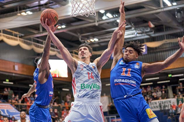 Chris Coffey (MBC, 22), Nihad Dedovic (FCBB, 14), Kostja Mushidi (MBC, 11), Syntainics MBC vs. FC Bayern Muenchen, Basketball Bundesliga, Maenner, 2021 2022, 9. Spieltag, , 04.12.2021, Syntainics MBC vs. FC Bayern Muenchen, Basketball Bundesliga, Maenner, 2021 2022, 9. Spieltag, , 04.12.2021, Weissenfels Copyright: xEibner-Pressefoto EckehardxSchulzx EP_EER