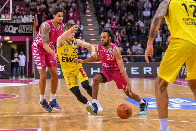 easyCredit BBL, Telekom Baskets Bonn vs. EWE Baskets Oldenburg, 04.12.2021 Parker Jackson-Cartwright (Telekom Baskets Bonn, 33), Bennet Hundt (EWE Baskets Oldenburg, 33), Michael Kessens (Telekom Baskets Bonn, 6), easyCredit BBL, Telekom Baskets Bonn vs. EWE Baskets Oldenburg am 04.12.2021 im Telekom Dome Bonn, Bonn (Nordrhein-Westfalen) Copyright: xBEAUTIFULxSPORTS Mueller-Laschetx