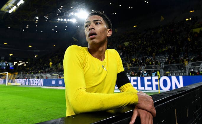 Fussball, Bundesliga, Deutschland, Herren, Saison 2021 2022, 14. Spieltag, Signal Iduna Park Dortmund: Bor. Dortmund, BVB (gelb) - FC Bayern München, FCB (rot) 2:3; Jude Bellingham (BVB) bedient nach Spielende. Enttäuschung, Frust, Aktion, Einzelbild. DFB DFL REGULATIONS PROHIBIT ANY USE OF PHOTOGRAPHS AS IMAGE SEQUENCES AND OR QUASI-VIDEO