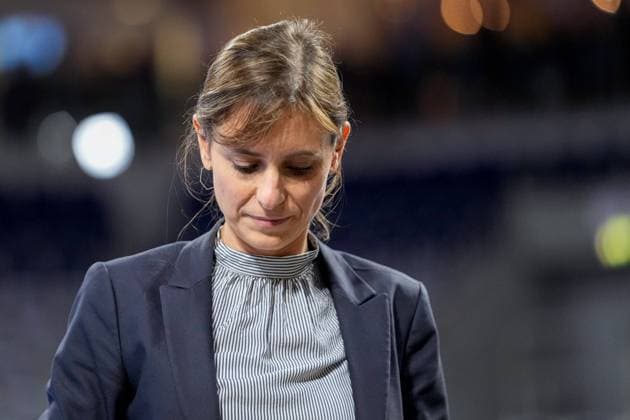 Jennifer Kettemann (Geschäftsführerin, RNL), Einzelbild, Aktion, Action, enttäuscht schauend, Enttäuschung, Frustration, disappointed, pessimistisch, lässt den Kopf hängen, 04.12.2021, Mannheim (Deutschland), Handball, Bundesliga, Rhein-Neckar Löwen - Füchse Berlin