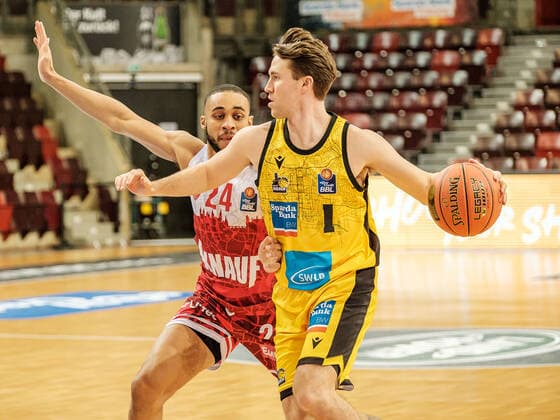 Cameron Hunt (S.Oliver Wurzburg, 24), Jordan Hulls (MHP Riesen Ludwigsburg, 1), MHP Riesen Ludwigsburg - S.Oliver Wurzburg , Basketball, Bundesliga, 9. Spieltag, Spielzeit 2021 2022, 05.12.2021, MHP Riesen Ludwigsburg - S.Oliver Wurzburg , Basketball, Bundesliga, 9. Spieltag, Spielzeit 2021 2022, 05.12.2021 Ludwigsburg Copyright: xAntonioxChiok Eibner-Pressefotox EP_ACK