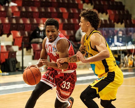 Kerron Johnson (S.Oliver Wurzburg, 33), Jonah Radebaugh (MHP Riesen Ludwigsburg, 12), MHP Riesen Ludwigsburg - S.Oliver Wurzburg , Basketball, Bundesliga, 9. Spieltag, Spielzeit 2021 2022, 05.12.2021, MHP Riesen Ludwigsburg - S.Oliver Wurzburg , Basketball, Bundesliga, 9. Spieltag, Spielzeit 2021 2022, 05.12.2021 Ludwigsburg Copyright: xAntonioxChiok Eibner-Pressefotox EP_ACK