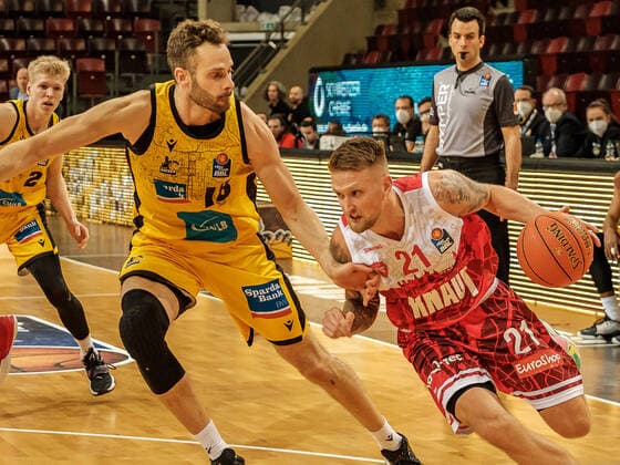Jonas Wohlfarth-Bottermann (MHP Riesen Ludwigsburg, 18), Aigars Skele (S.Oliver Wurzburg, 21), MHP Riesen Ludwigsburg - S.Oliver Wurzburg , Basketball, Bundesliga, 9. Spieltag, Spielzeit 2021 2022, 05.12.2021, MHP Riesen Ludwigsburg - S.Oliver Wurzburg , Basketball, Bundesliga, 9. Spieltag, Spielzeit 2021 2022, 05.12.2021 Ludwigsburg Copyright: xAntonioxChiok Eibner-Pressefotox EP_ACK