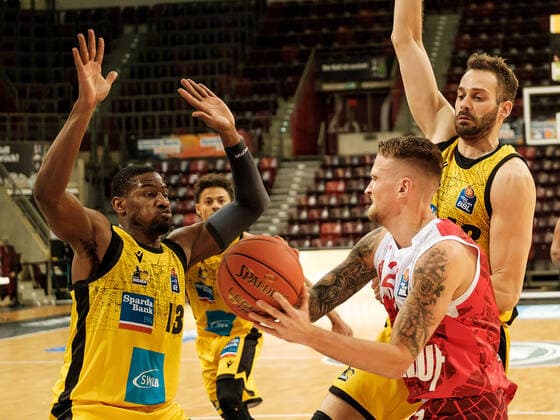 Yorman Polas Bartolo (MHP Riesen Ludwigsburg, 13), Aigars Skele (S.Oliver Wurzburg, 21), Jonas Wohlfarth-Bottermann (MHP Riesen Ludwigsburg, 18), MHP Riesen Ludwigsburg - S.Oliver Wurzburg , Basketball, Bundesliga, 9. Spieltag, Spielzeit 2021 2022, 05.12.2021, MHP Riesen Ludwigsburg - S.Oliver Wurzburg , Basketball, Bundesliga, 9. Spieltag, Spielzeit 2021 2022, 05.12.2021 Ludwigsburg Copyright: xAntonioxChiok Eibner-Pressefotox EP_ACK