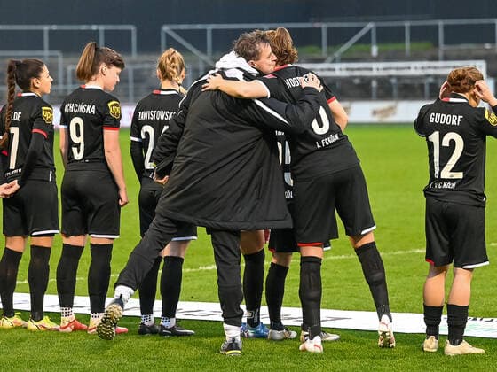 Alexander Fischinger (SC Sand, Trainer) mit EX-Spielerin Myrthe Moorrees (1. FC Köln, 06). Dabei Manjou Wilde (1. FC Köln, 07), Adriana Achinska (1. FC Köln, 09), Peggy Kuznik (1. FC Köln, 21) und Alicia Gudorf (1. FC Köln, 12). 1. FC Koeln vs. SC Sand, Fussball, Frauen Bundesliga, 10. Spieltag, 2021 2022, 05.12.2021 DFL DFB REGULATIONS PROHIBIT ANY USE OF PHOTOGRAPHS AS IMAGE SEQUENCES AND OR QUASI-VIDEO 1. FC Koeln vs. SC Sand, Fussball, Frauen Bundesliga, 10. Spieltag, Saison 2021 2022, 05.12.2021 Koeln Copyright: xEibner-Pressefotox EP_THR