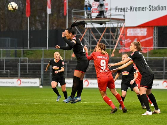 Peggy Kuznik (1. FC Köln, 21), Doerthe Hoppius (SC Sand, 09) und Myrthe Moorrees (1. FC Köln, 06). 1. FC Koeln vs. SC Sand, Fussball, Frauen Bundesliga, 10. Spieltag, 2021 2022, 05.12.2021 DFL DFB REGULATIONS PROHIBIT ANY USE OF PHOTOGRAPHS AS IMAGE SEQUENCES AND OR QUASI-VIDEO 1. FC Koeln vs. SC Sand, Fussball, Frauen Bundesliga, 10. Spieltag, Saison 2021 2022, 05.12.2021 Koeln Copyright: xEibner-Pressefotox EP_THR