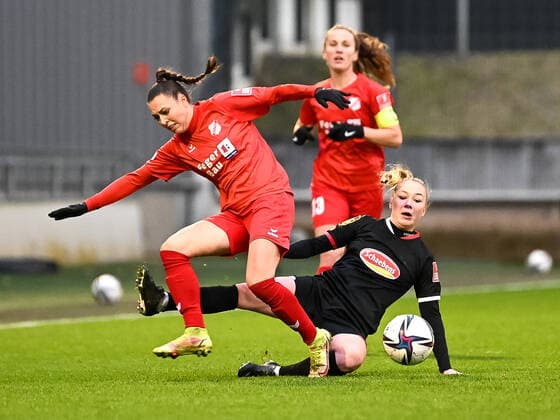 Leonie Kreil (SC Sand, 11) und Weronika Zawistowska (1. FC Köln, 24) im Zweikampf. 1. FC Koeln vs. SC Sand, Fussball, Frauen Bundesliga, 10. Spieltag, 2021 2022, 05.12.2021 DFL DFB REGULATIONS PROHIBIT ANY USE OF PHOTOGRAPHS AS IMAGE SEQUENCES AND OR QUASI-VIDEO 1. FC Koeln vs. SC Sand, Fussball, Frauen Bundesliga, 10. Spieltag, Saison 2021 2022, 05.12.2021 Koeln Copyright: xEibner-Pressefotox EP_THR