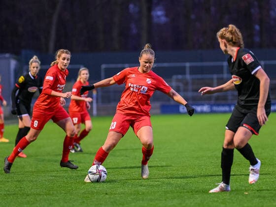Doerthe Hoppius (SC Sand, 09), Patrycja Balcerzak (SC Sand, 23) und Myrthe Moorrees (1. FC Köln, 06). 1. FC Koeln vs. SC Sand, Fussball, Frauen Bundesliga, 10. Spieltag, 2021 2022, 05.12.2021 DFL DFB REGULATIONS PROHIBIT ANY USE OF PHOTOGRAPHS AS IMAGE SEQUENCES AND OR QUASI-VIDEO 1. FC Koeln vs. SC Sand, Fussball, Frauen Bundesliga, 10. Spieltag, Saison 2021 2022, 05.12.2021 Koeln Copyright: xEibner-Pressefotox EP_THR