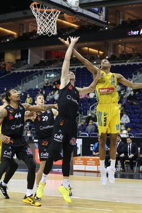 DEU, easyCredit BBL, ALBA vs. Niners Chemnitz, 05.12.2021, Mercedes-Benz-Arena, Berlin, DEU, easyCredit BBL, ALBA vs. Niners Chemnitz, im Bild Louis Olinde (ALBA Berlin 19), Jan Niklas Wimberg (Chemnitz 8)
