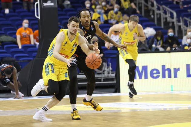 DEU, easyCredit BBL, ALBA vs. Niners Chemnitz, 05.12.2021, Mercedes-Benz-Arena, Berlin, DEU, easyCredit BBL, ALBA vs. Niners Chemnitz, im Bild Jonas Mattisseck (ALBA Berlin 9), Darion Atkins (Chemnitz 44)