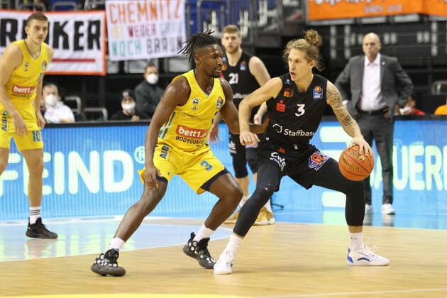 DEU, easyCredit BBL, ALBA vs. Niners Chemnitz, 05.12.2021, Mercedes-Benz-Arena, Berlin, DEU, easyCredit BBL, ALBA vs. Niners Chemnitz, im Bild Jaleen Smith (ALBA Berlin 3), Malte Ziegenhagen (Chemnitz 3)