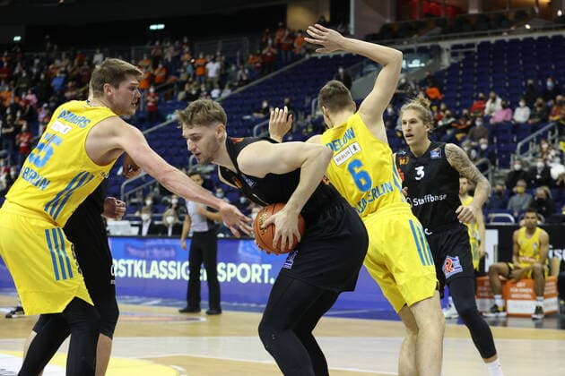 DEU, easyCredit BBL, ALBA vs. Niners Chemnitz, 05.12.2021, Mercedes-Benz-Arena, Berlin, DEU, easyCredit BBL, ALBA vs. Niners Chemnitz, im Bild Martin Hermannsson (ALBA Berlin 15), Malte Delow (ALBA Berlin 6), Jan Niklas Wimberg (Chemnitz 8)