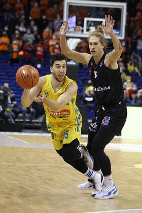 DEU, easyCredit BBL, ALBA vs. Niners Chemnitz, 05.12.2021, Mercedes-Benz-Arena, Berlin, DEU, easyCredit BBL, ALBA vs. Niners Chemnitz, im Bild Tamir Blatt (ALBA Berlin 45), Malte Ziegenhagen (Chemnitz 3)