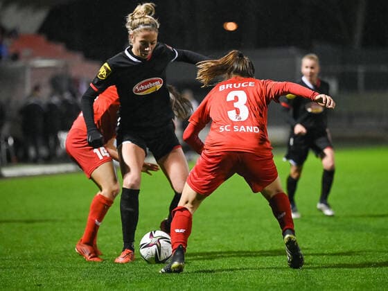 Verdeckt Noemi Gentile (SC Sand, 14). Davor Sharon Beck (1. FC Köln, 10) und Victoria Bruce (SC Sand, 03). 1. FC Koeln vs. SC Sand, Fussball, Frauen Bundesliga, 10. Spieltag, 2021 2022, 05.12.2021 DFL DFB REGULATIONS PROHIBIT ANY USE OF PHOTOGRAPHS AS IMAGE SEQUENCES AND OR QUASI-VIDEO 1. FC Koeln vs. SC Sand, Fussball, Frauen Bundesliga, 10. Spieltag, Saison 2021 2022, 05.12.2021 Koeln Copyright: xEibner-Pressefotox EP_THR