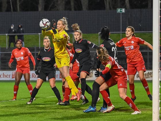 Sport Bilder des Tages Jasmin Pal (SC Sand, 01) geht zum Ball. 1. FC Koeln vs. SC Sand, Fussball, Frauen Bundesliga, 10. Spieltag, 2021 2022, 05.12.2021 DFL DFB REGULATIONS PROHIBIT ANY USE OF PHOTOGRAPHS AS IMAGE SEQUENCES AND OR QUASI-VIDEO 1. FC Koeln vs. SC Sand, Fussball, Frauen Bundesliga, 10. Spieltag, Saison 2021 2022, 05.12.2021 Koeln Copyright: xEibner-Pressefotox EP_THR