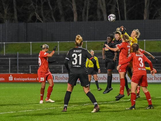 Ballabwehr durch Jasmin Pal (SC Sand, 01). Dabei Adrienne Jordan (SC Sand, 29), Rachel Rinast (1. FC Köln, 31), Victoria Bruce (SC Sand, 03) und Doerthe Hoppius (SC Sand, 09). 1. FC Koeln vs. SC Sand, Fussball, Frauen Bundesliga, 10. Spieltag, 2021 2022, 05.12.2021 DFL DFB REGULATIONS PROHIBIT ANY USE OF PHOTOGRAPHS AS IMAGE SEQUENCES AND OR QUASI-VIDEO 1. FC Koeln vs. SC Sand, Fussball, Frauen Bundesliga, 10. Spieltag, Saison 2021 2022, 05.12.2021 Koeln Copyright: xEibner-Pressefotox EP_THR