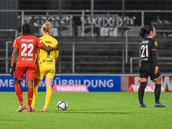 Phoenetia Browne (SC Sand, 22) und Jasmin Pal (SC Sand, 01) direkt nach dem Abpfiff. Dabei Peggy Kuznik (1. FC Köln, 21). 1. FC Koeln vs. SC Sand, Fussball, Frauen Bundesliga, 10. Spieltag, 2021 2022, 05.12.2021 DFL DFB REGULATIONS PROHIBIT ANY USE OF PHOTOGRAPHS AS IMAGE SEQUENCES AND OR QUASI-VIDEO 1. FC Koeln vs. SC Sand, Fussball, Frauen Bundesliga, 10. Spieltag, Saison 2021 2022, 05.12.2021 Koeln Copyright: xEibner-Pressefotox EP_THR